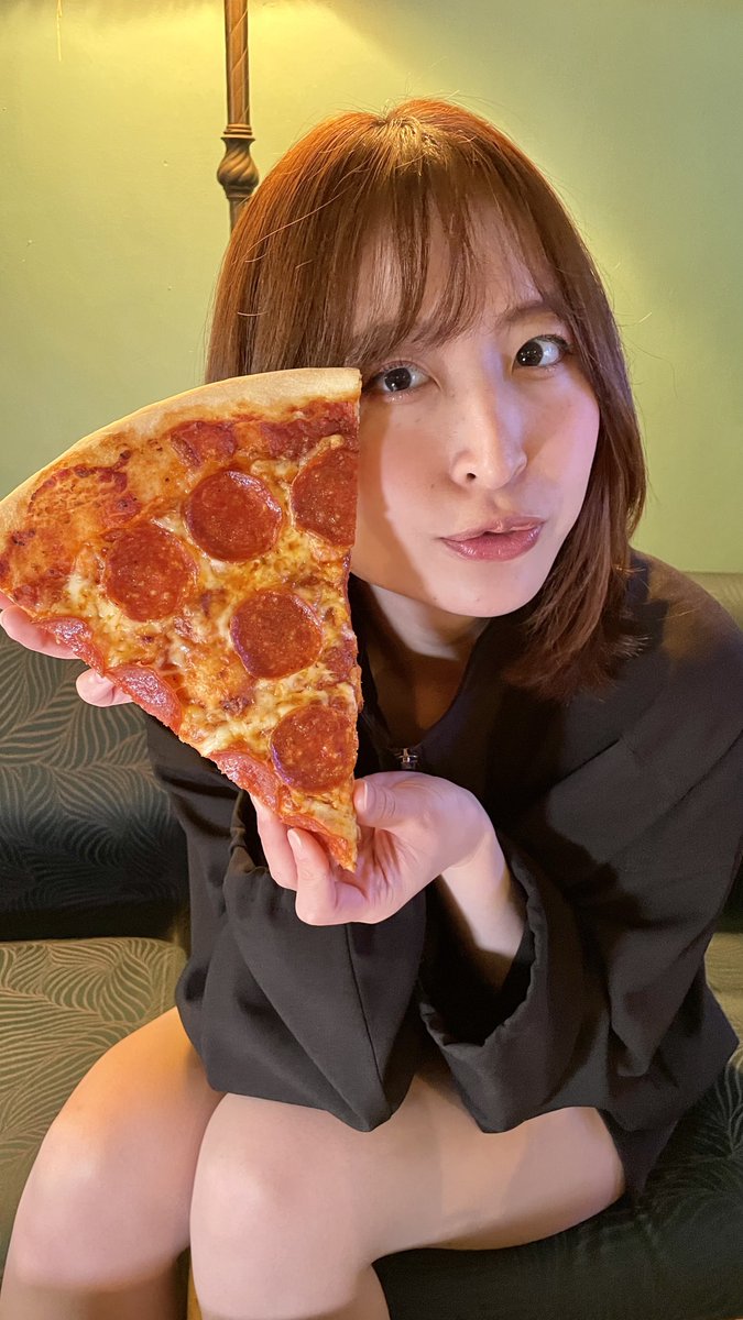 oinagoya's tweet photo. ドゥーキーズピザのピザを食べに、名古屋においでよ。  
直径45cmの、とっても巨大なピザだよ。

昼飲みもできる大須のお店で、大満足グルメを味わってね～🍕 https://t.co/DlcNq6nGym