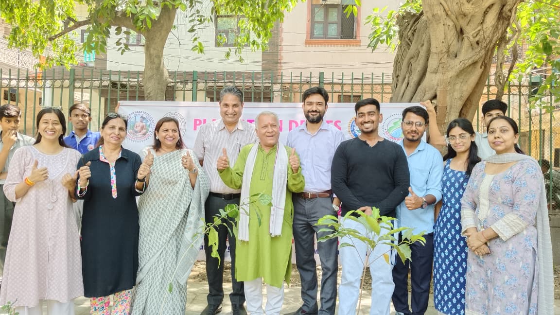 EarthRootFound1's tweet photo. 100 Trees 🌱 | 100 Young Caretakers 💚
This Earth Day, students of Nav Jeevan Model School, together with the #EarthRootFoundation, didn’t just plant trees, they took responsibility to nurture a tree.

Real change grows with care. 🌱

#EarthDay #ClimateAction #GreenFuture #ERF https://t.co/c7iDqu2WGZ