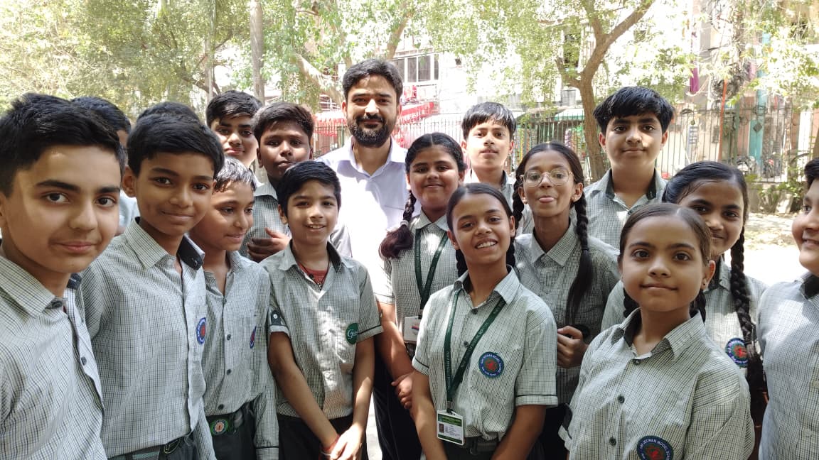 EarthRootFound1's tweet photo. 100 Trees 🌱 | 100 Young Caretakers 💚
This Earth Day, students of Nav Jeevan Model School, together with the #EarthRootFoundation, didn’t just plant trees, they took responsibility to nurture a tree.

Real change grows with care. 🌱

#EarthDay #ClimateAction #GreenFuture #ERF https://t.co/c7iDqu2WGZ
