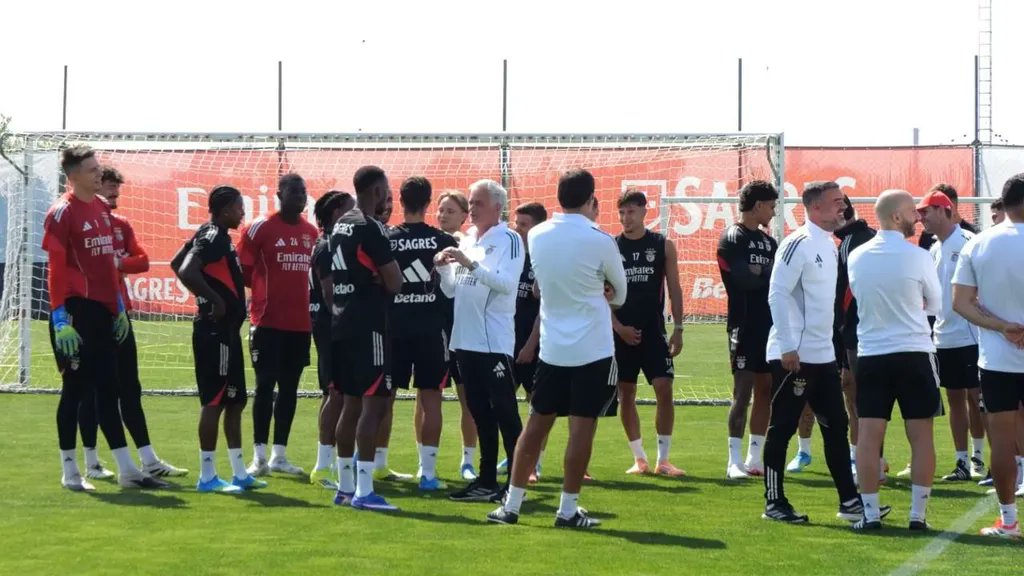 VÍDEO: Benfica revela ambiente apaziguado entre Mourinho e Lukebakio benficagloriosos.blogspot.com/2026/04/video-…