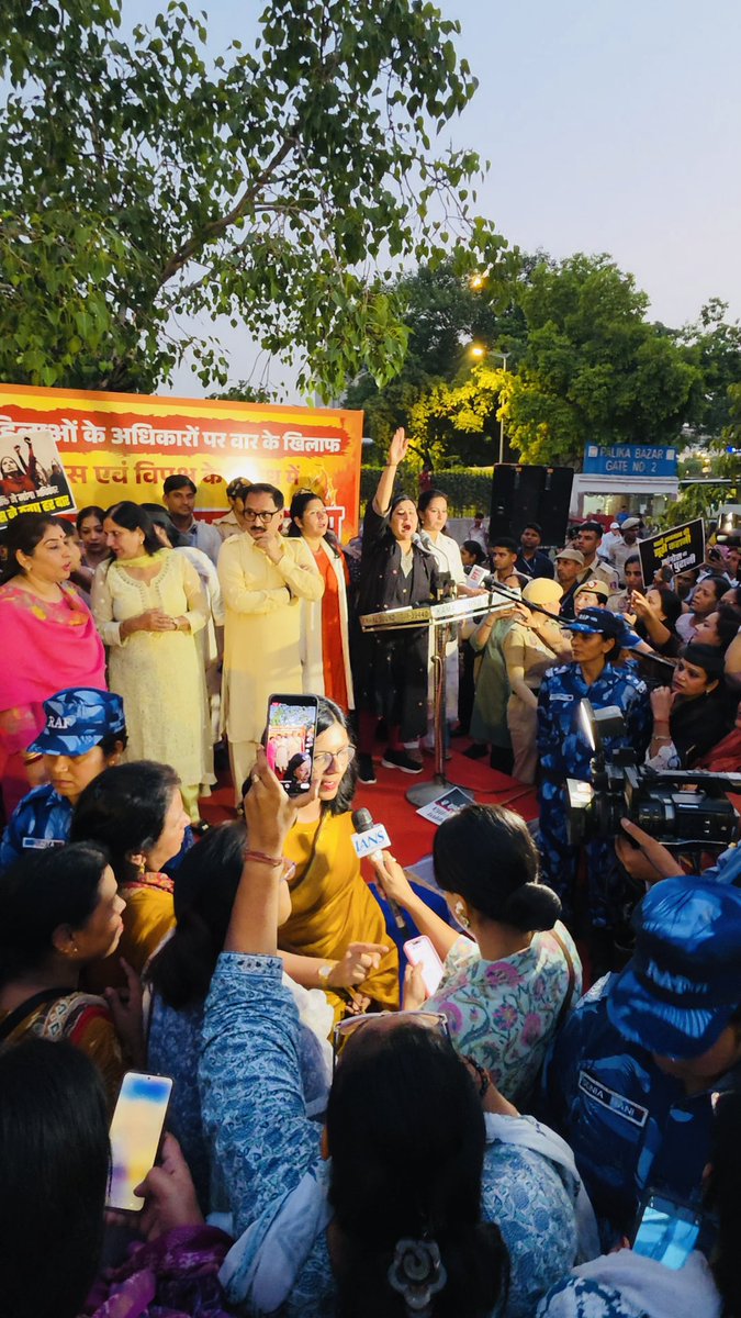 BansuriSwaraj's tweet photo. आज कनॉट प्लेस में नारी शक्ति वंदन अधिनियम को संसद में समर्थन न मिलने पर विपक्ष एवं कांग्रेस के विरोध में आयोजित मशाल जुलूस में माननीय मुख्यमंत्री श्रीमती @gupta_rekha जी, माननीय प्रदेश अध्यक्ष श्री @Virend_Sachdeva जी, सांसद श्रीमती @kjsehrawat जी, सांसद @SwatiJaiHind जी और मातृशक्ति के साथ सहभागिता की।

हाथों में मशाल और मन में संकल्प लिए बड़ी संख्या में महिलाओं की उपस्थिति यह दर्शा रही थी कि आज की नारी अपने अधिकारों और प्रतिनिधित्व के प्रश्न पर जागरूक भी है और मुखर भी। यह केवल एक विरोध प्रदर्शन नहीं है बल्कि उन महिलाओं की सामूहिक आवाज़ है जो वर्षों से निर्णय प्रक्रिया में अपनी समान भागीदारी की प्रतीक्षा कर रही हैं। संसद में जो आवाज़ दबाने का प्रयास किया गया वह आज सड़कों पर और अधिक सशक्त होकर दिखाई दी।

भारत की नारी शक्ति अब प्रतीकात्मक सम्मान नहीं बल्कि नीति-निर्माण में अपनी वास्तविक और प्रभावी भागीदारी चाहती है और इस देश की मातृशक्ति को उनका यह हक हम दिला कर रहेंगे। 

@BJP4India @BJP4Delhi 

#MahalJaloos #NariShaktiVandan