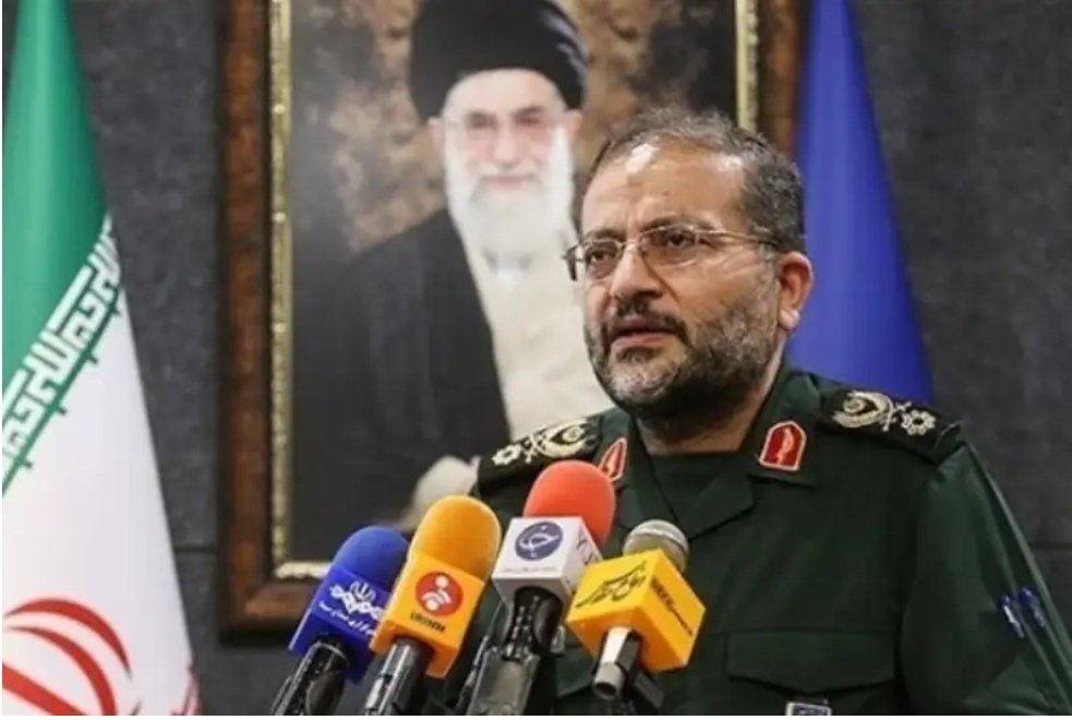 شهید سردار غلامرضا سلیمانی فقط یک فرمانده نبود، او پدری مهربان برای بسیجیان بود؛ مردی که با عشق مردم زندگی کرد و جانش را برای آرامششان فدا نمود. #قهرمان_بسیج