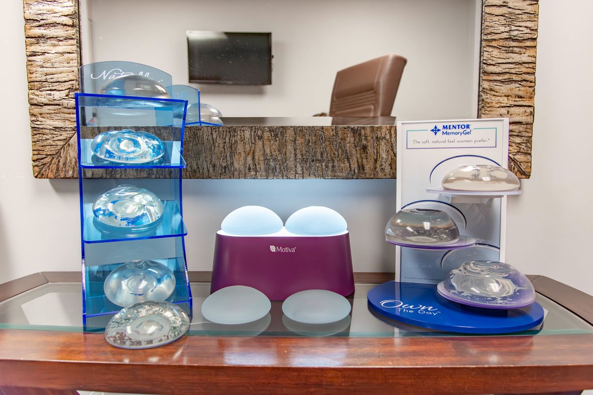 VonuPSCHR's tweet image. More options = better outcomes. 👀

With options like Motiva, Natrelle, and Mentor, Dr. Vonu helps you navigate what works best for your body, lifestyle, and long-term goals.

Let’s find your 𝘣𝘦𝘴𝘵 fit! 💙

🌐 | vist.ly/426fs

#BreastImplants #PlasticSurgery