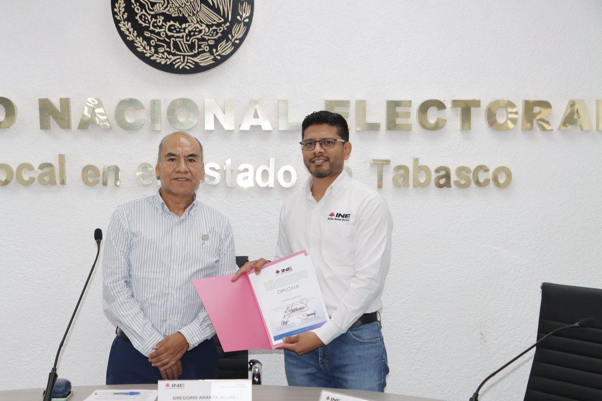 INE_TABASCO's tweet photo. De mano del Vocal Ejecutivo, Gregorio Aranda Acuña recibieron sus constancias de titularidad, Wilber Centeno Alamilla, Enlace de Fiscalización, Christian Landis Rito como Vocal Secretario Distrital y Daysi Karina Cruz Carballo como Vocal Secretaria  Distrital.
¡Felicidades! https://t.co/suDxZN4o4n