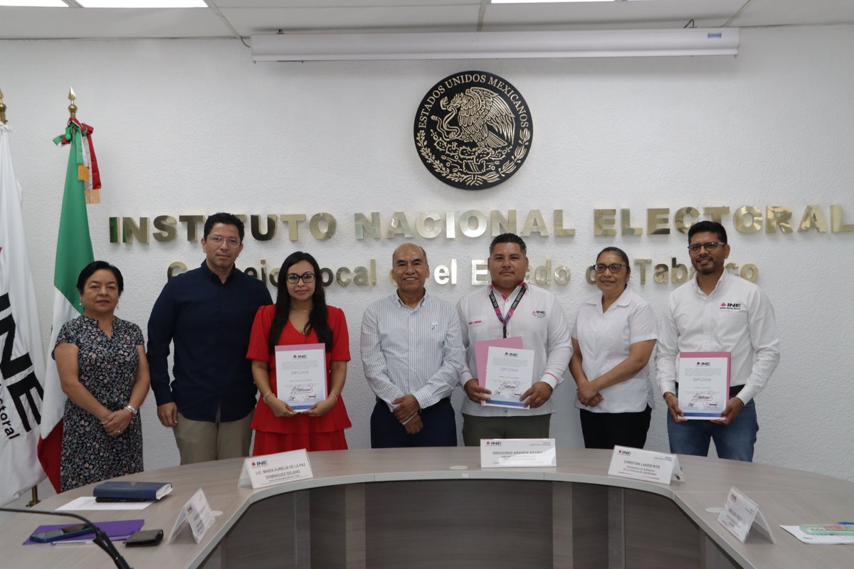 INE_TABASCO's tweet photo. De mano del Vocal Ejecutivo, Gregorio Aranda Acuña recibieron sus constancias de titularidad, Wilber Centeno Alamilla, Enlace de Fiscalización, Christian Landis Rito como Vocal Secretario Distrital y Daysi Karina Cruz Carballo como Vocal Secretaria  Distrital.
¡Felicidades! https://t.co/suDxZN4o4n