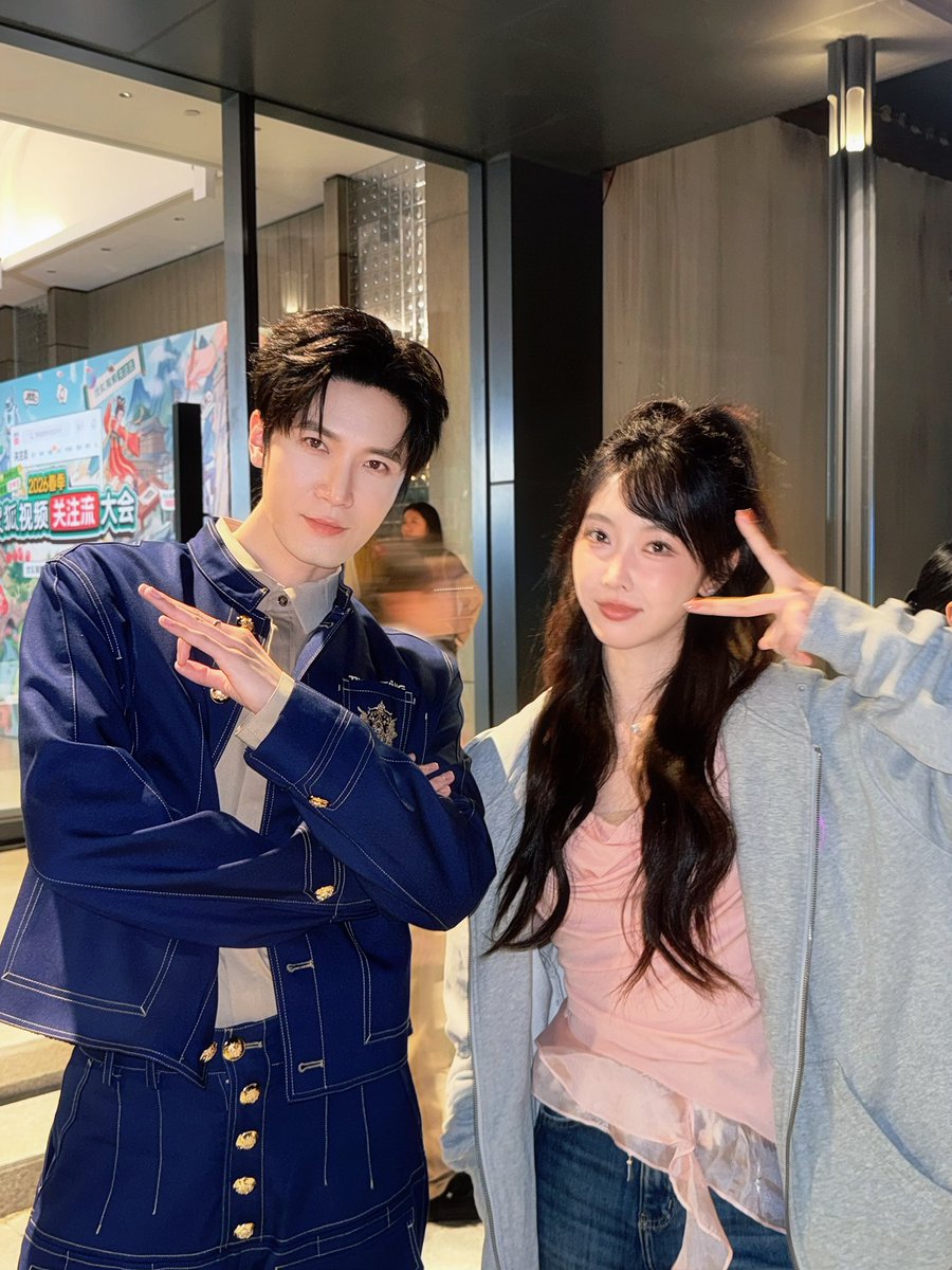 haikuankkk's tweet photo. hahahaha who is she！ https://t.co/taMm43yENv