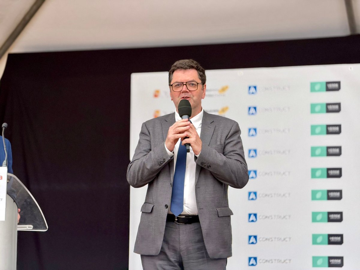 prefet59's tweet image. #Industrie #Économie #HautsDeFrance

𝐈𝐰𝐮𝐲 : 𝐮𝐧 𝐩𝐫𝐨𝐣𝐞𝐭 𝐢𝐧𝐝𝐮𝐬𝐭𝐫𝐢𝐞𝐥 𝐬𝐭𝐫𝐮𝐜𝐭𝐮𝐫𝐚𝐧𝐭 𝐬𝐞 𝐜𝐨𝐧𝐜𝐫𝐞́𝐭𝐢𝐬𝐞

🏭 Michel Gouriou, sous-préfet de Cambrai, a participé au lancement symbolique du chantier de la future usine de l’entreprise Sauces &amp;amp;