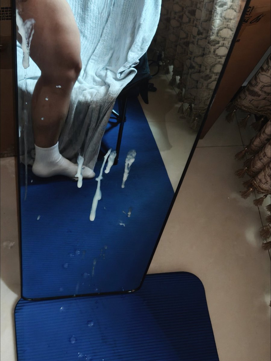 跪在镜子面前看着自己✈️的样子，充满羞耻，捏着乳头 吐着舌头然后边控自己，欲望越来越强，jb越来越硬，忍不住了开始爆射...对不起，主人 狗狗又没忍住...