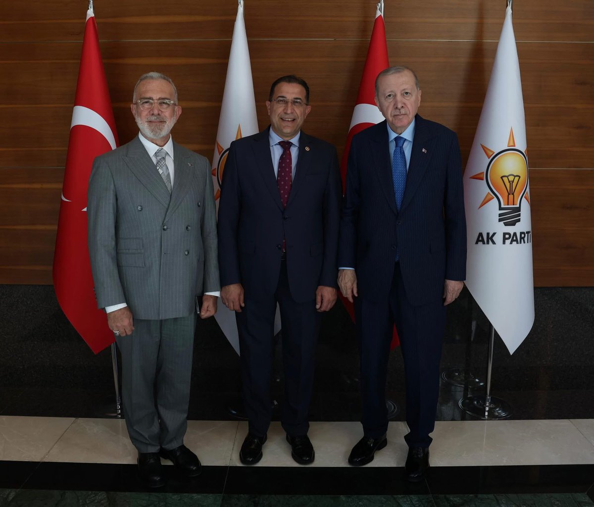 suleymantrgt45's tweet photo. 📍AK Parti Genel Merkezi

Dünya Liderimiz, Başkomutanımız, Genel Başkanımız, Cumhurbaşkanımız Sn. Recep Tayyip ERDOĞAN ile bir araya geldik. 

Dünya Liderimizin Manisa’ya çok selamları var. #Manisamız için ilk günkü aşk ile durmak yok yola devam inşallah. 

#beraberizManisam https://t.co/iYK1l5v5R3