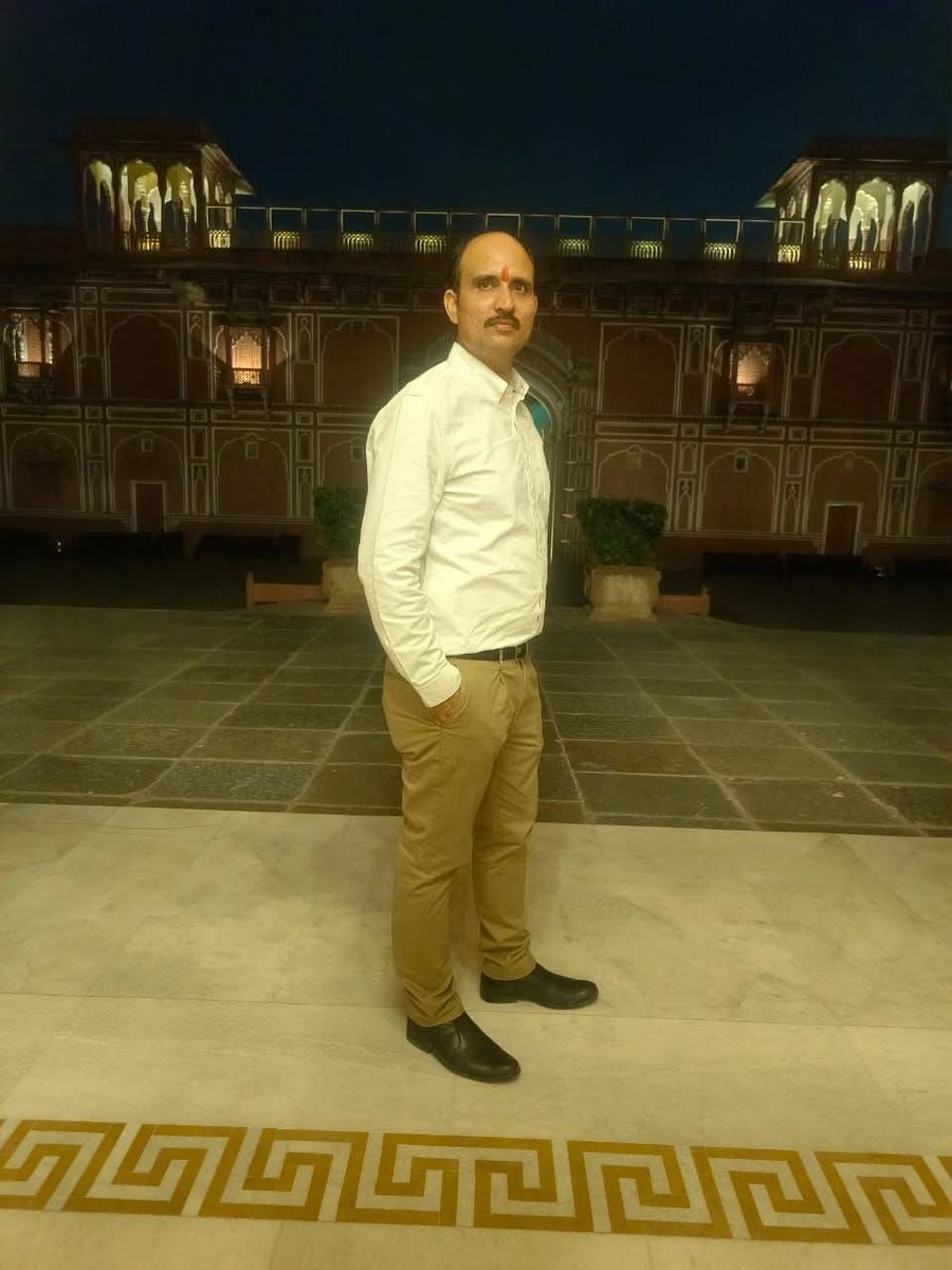 rathore12346's tweet photo. रक्त में उबाल क्यूँ ना हो, हम भी तो उन वीरों के ही वंशज है जिनके सिर कट जाने के बाद धड़ रणभूमि में लड़ा करते थे। मातशक्ति जौहर मे शरीर को राख कर देती थी, लेकिन विधर्मियों को स्पर्श तक नहीं करने देती थी।
#Rajasthan
#chittodgarh
#mewad
जय एकलिंग जी
जय गोविन्द देव जी https://t.co/cPB6Dz52oi