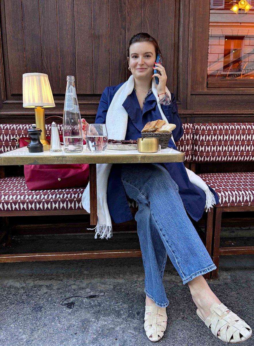 jpquinonero's tweet image. #parisina #parisienne #merienda #gôuter #streetphotography #photographie #fotografía #Leica #iPhone / Parisina merendando … unatemporadaenelinfierno.net/2026/04/28/par… ..
