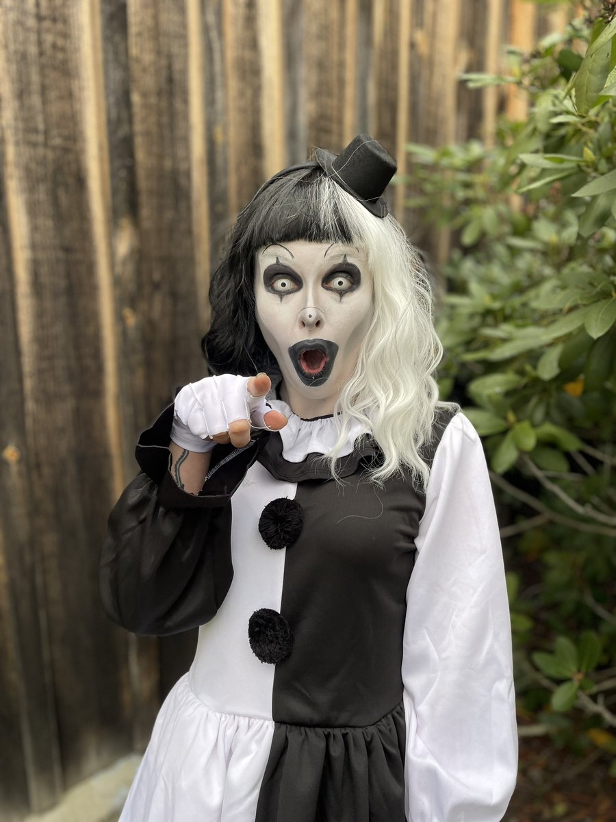 𝐥𝐢𝐯𝐢𝐧𝐠 𝐝𝐞𝐚𝐝 𝐠𝐢𝐫𝐥 🦇 tweet media