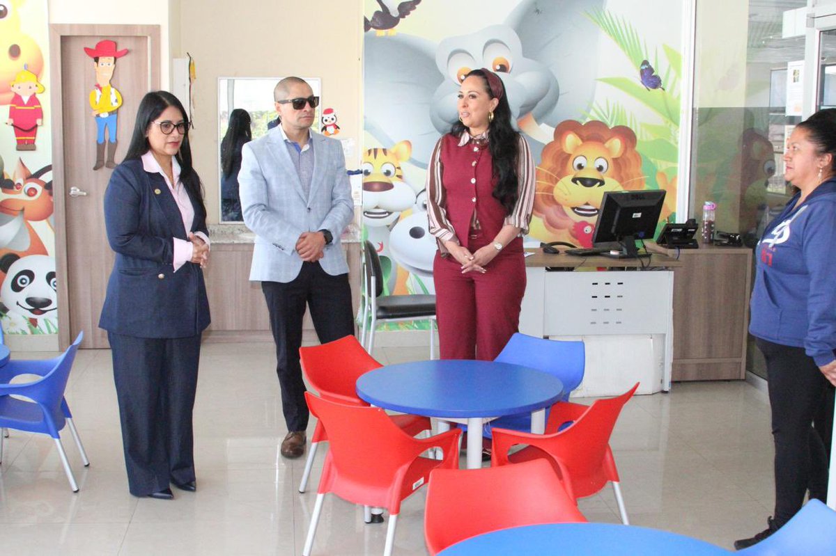 MagalyRuizCajas's tweet photo. Continuamos con los recorridos por las instalaciones del Complejo Judicial de Ambato y su sala lúdica, para verificar que las niñas y niños tengan un espacio adecuado para esperar mientras los representantes realizan los trámites.
Además, verificamos los sistemas de digitalización de expedientes para acceso inmediato y servicio a usuarios.
Finalmente, mantuvimos una reunión con el equipo de Control Disciplinario para analizar cómo se tramitan los expedientes en @TungurahuaCJ.
Así construimos confianza.