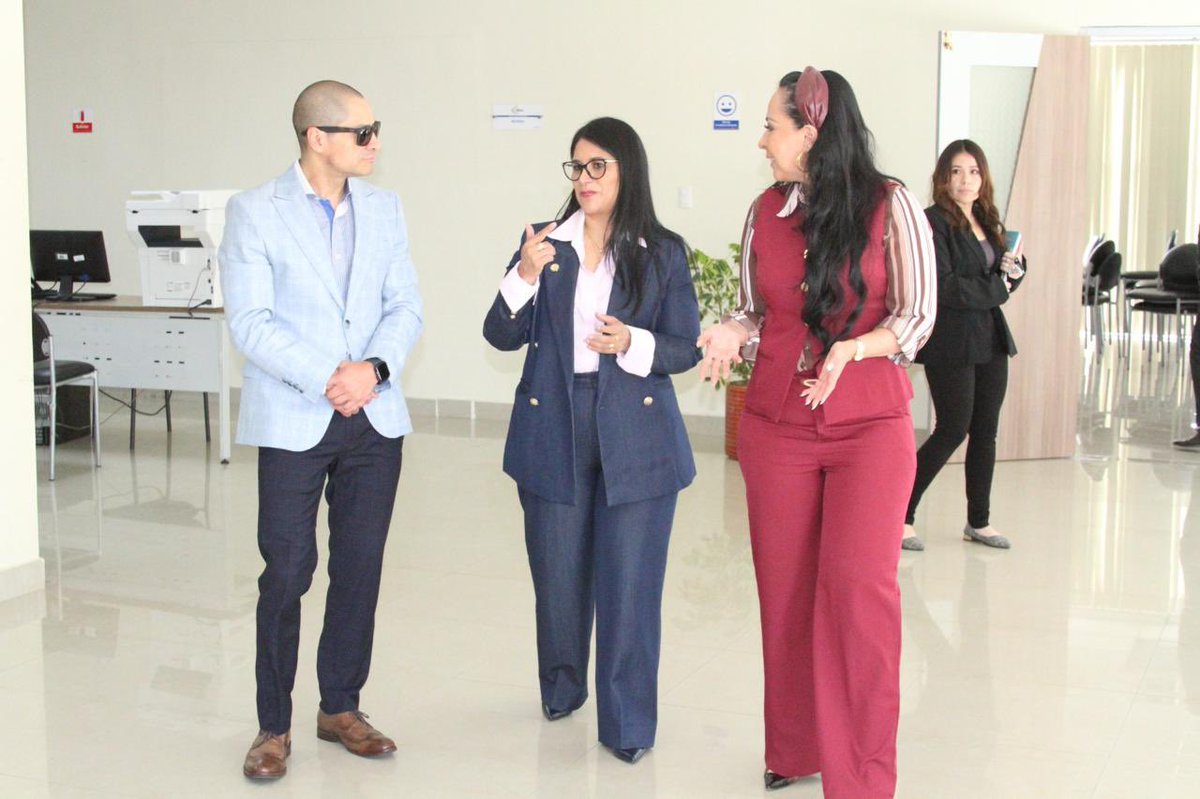 MagalyRuizCajas's tweet photo. Continuamos con los recorridos por las instalaciones del Complejo Judicial de Ambato y su sala lúdica, para verificar que las niñas y niños tengan un espacio adecuado para esperar mientras los representantes realizan los trámites.
Además, verificamos los sistemas de digitalización de expedientes para acceso inmediato y servicio a usuarios.
Finalmente, mantuvimos una reunión con el equipo de Control Disciplinario para analizar cómo se tramitan los expedientes en @TungurahuaCJ.
Así construimos confianza.