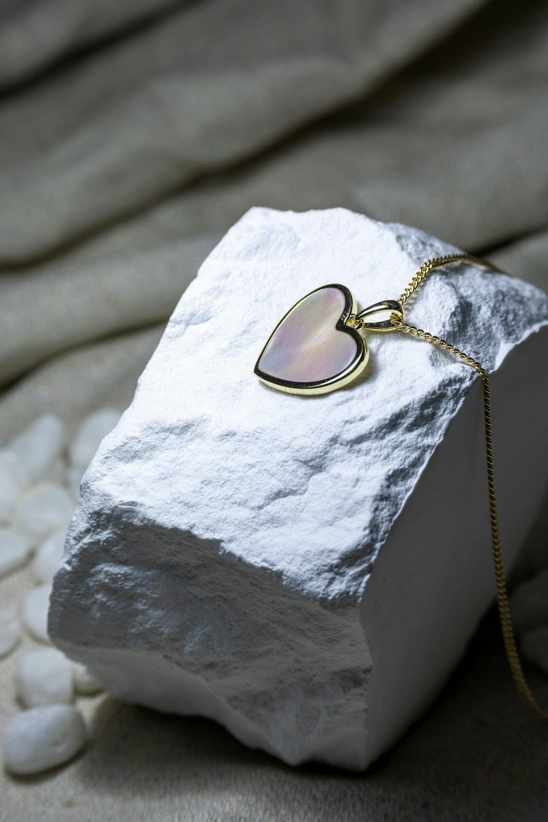 NakiteuJewelry's tweet image. Drevni narodi vjerovali su da mjesečev kamen (moonstone) donosi intuiciju i štiti na putovanjima.
Ako vjerujete u magiju svakodnevnog života - nosite ga kao svoj tihi amulet 🌙
#nakit #moonstone #dragulji #misterij #amulet #magija