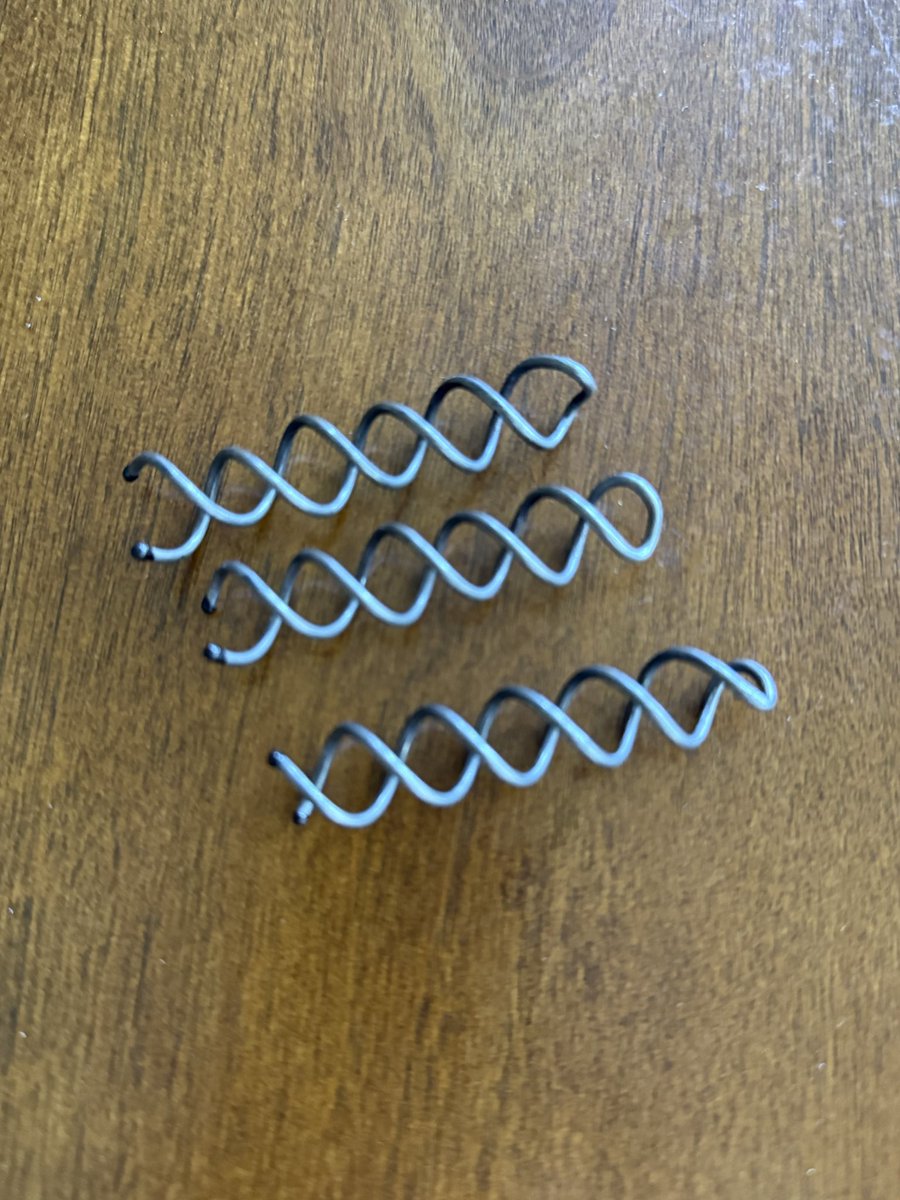 OCMari's tweet photo. 長年愛用しているスパイラルピン。髪が多くて長い人がお団子作るのに手放せない一品。 https://t.co/60vZRqN6oa