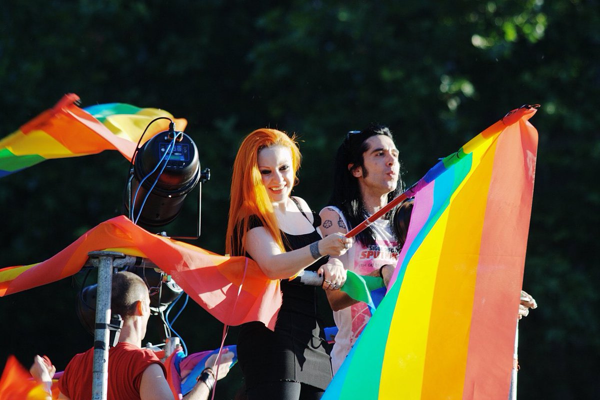 No entiendo estas declaraciones de Alaska. Escuchar esto, para mí, es una gran decepción.

Principalmente porque Alaska sabe perfectamente que ella ha sido (y es) un referente para muchísimas personas LGTBI entre las que me incluyo.

Yo descubrí Fangoria con 15 años, cuando