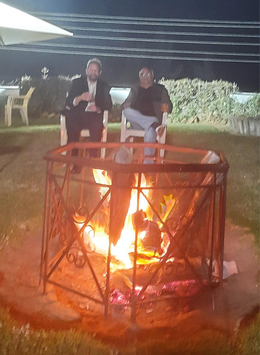 w_karve's tweet image. #Bonfire 
Enjoying the bonfire with classmate 
Ootacamund Gymkhana Club