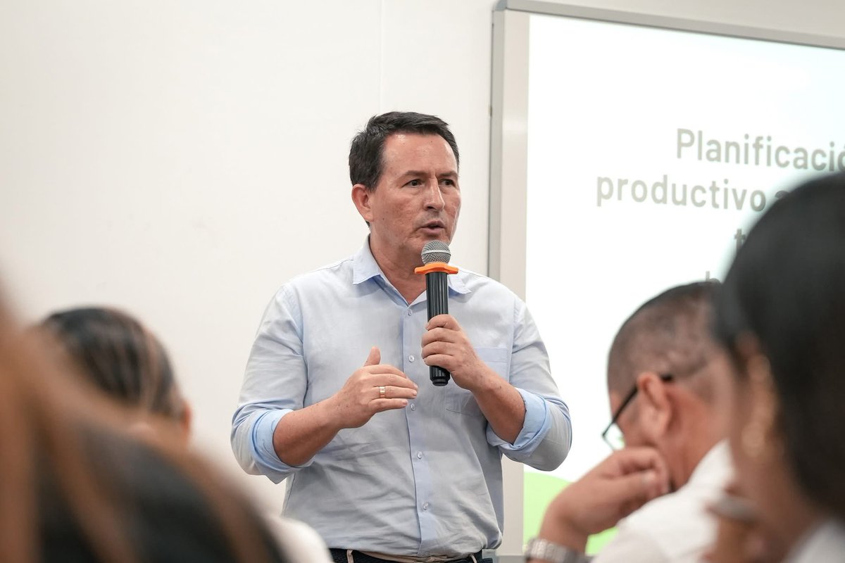 CCCASANARE's tweet photo. Primer Encuentro de la Red de Aprendizaje del Clúster 🌱
Una iniciativa de @TNC_Colombia y @CCCASANARE que fortalece el escalamiento de modelos regenerativos en palma, arroz, turismo y ganadería y lácteos. https://t.co/jxbxEGUEPd
