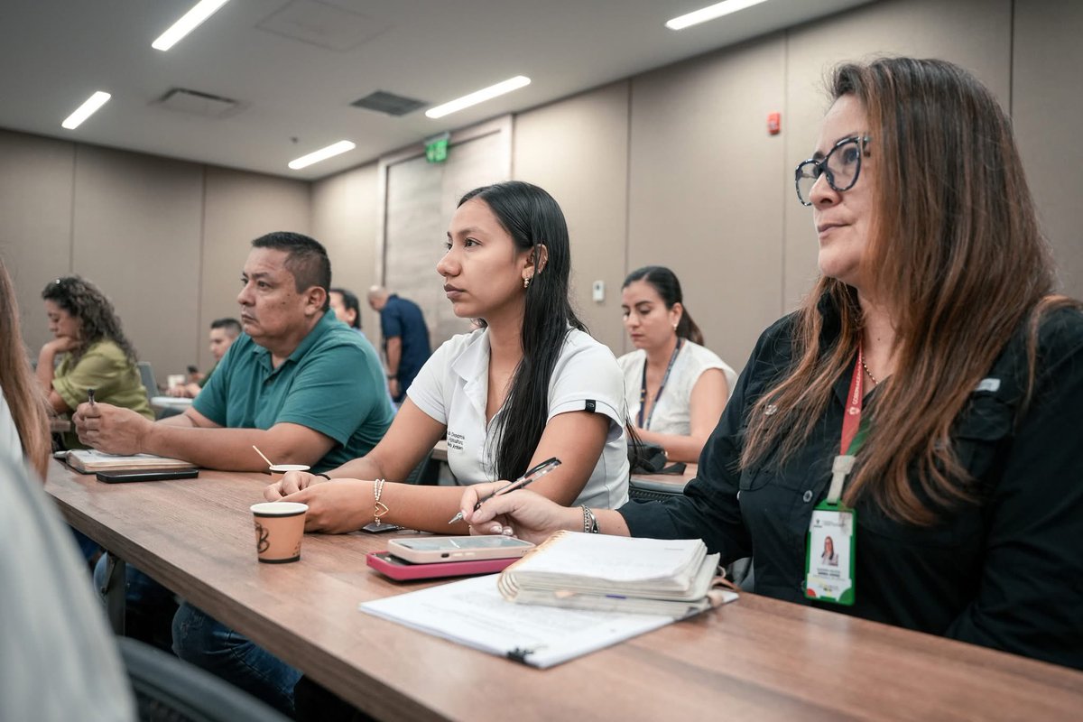 CCCASANARE's tweet photo. Primer Encuentro de la Red de Aprendizaje del Clúster 🌱
Una iniciativa de @TNC_Colombia y @CCCASANARE que fortalece el escalamiento de modelos regenerativos en palma, arroz, turismo y ganadería y lácteos. https://t.co/jxbxEGUEPd