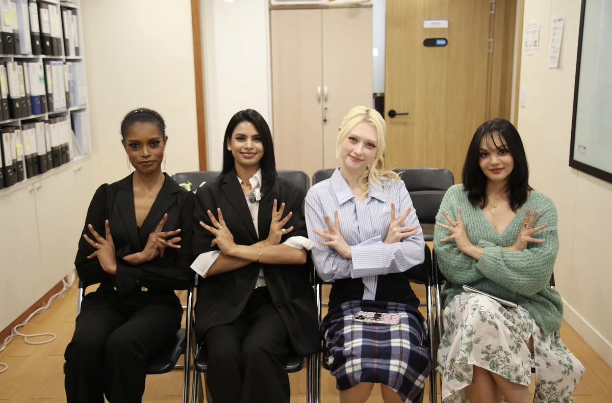 Uniqueemerald_'s tweet image. Ohh my heart, I've been waiting!!!🥹 #OT4 #BLACKSWAN✨🖤🦢✨