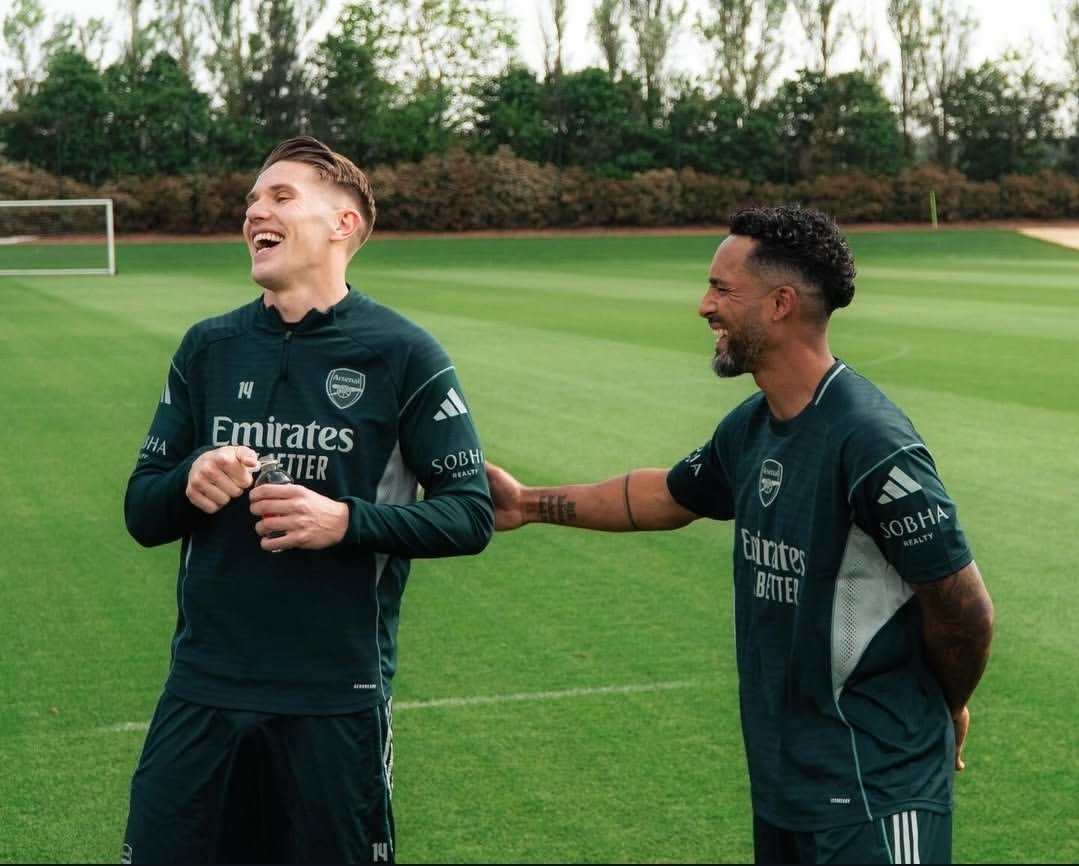 ArsenalRadar's tweet image. Theo Walcott 🤝 Viktor Gyökeres #afc