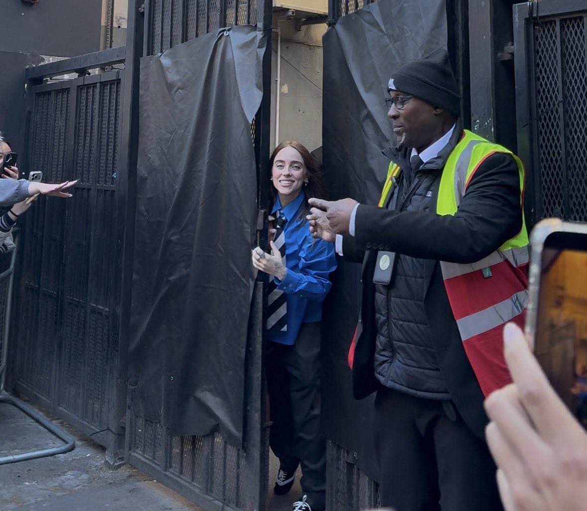 InfoBillieBR's tweet photo. Billie Eilish apareceu para mandar beijinhos para os seus fãs que estão na premiere em Londres! 💙 https://t.co/Z4jWH3nyWI