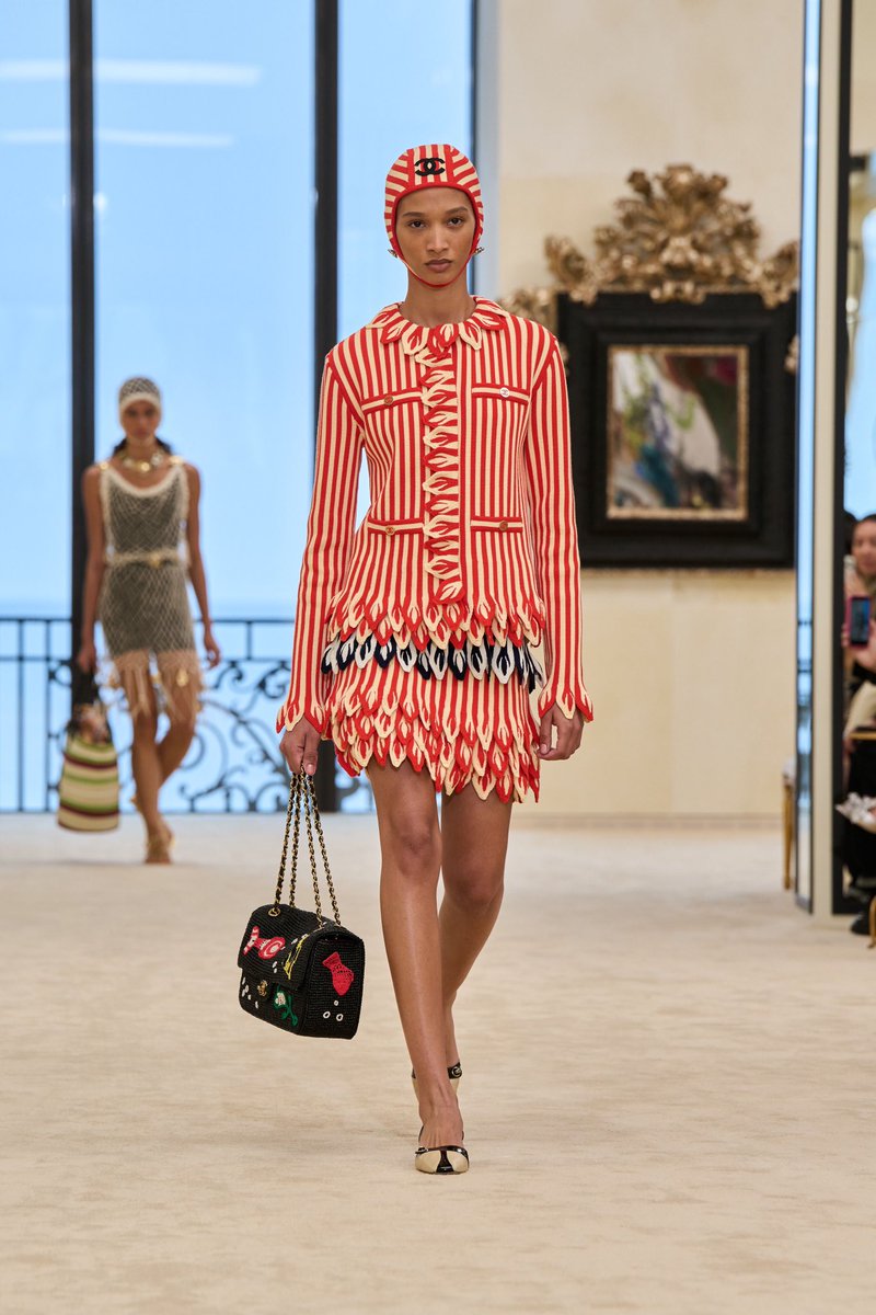 jacquemusx's tweet photo. Chanel’s latest resort collection makes me want to hit the nearest beach!! https://t.co/d9eFJn58pv