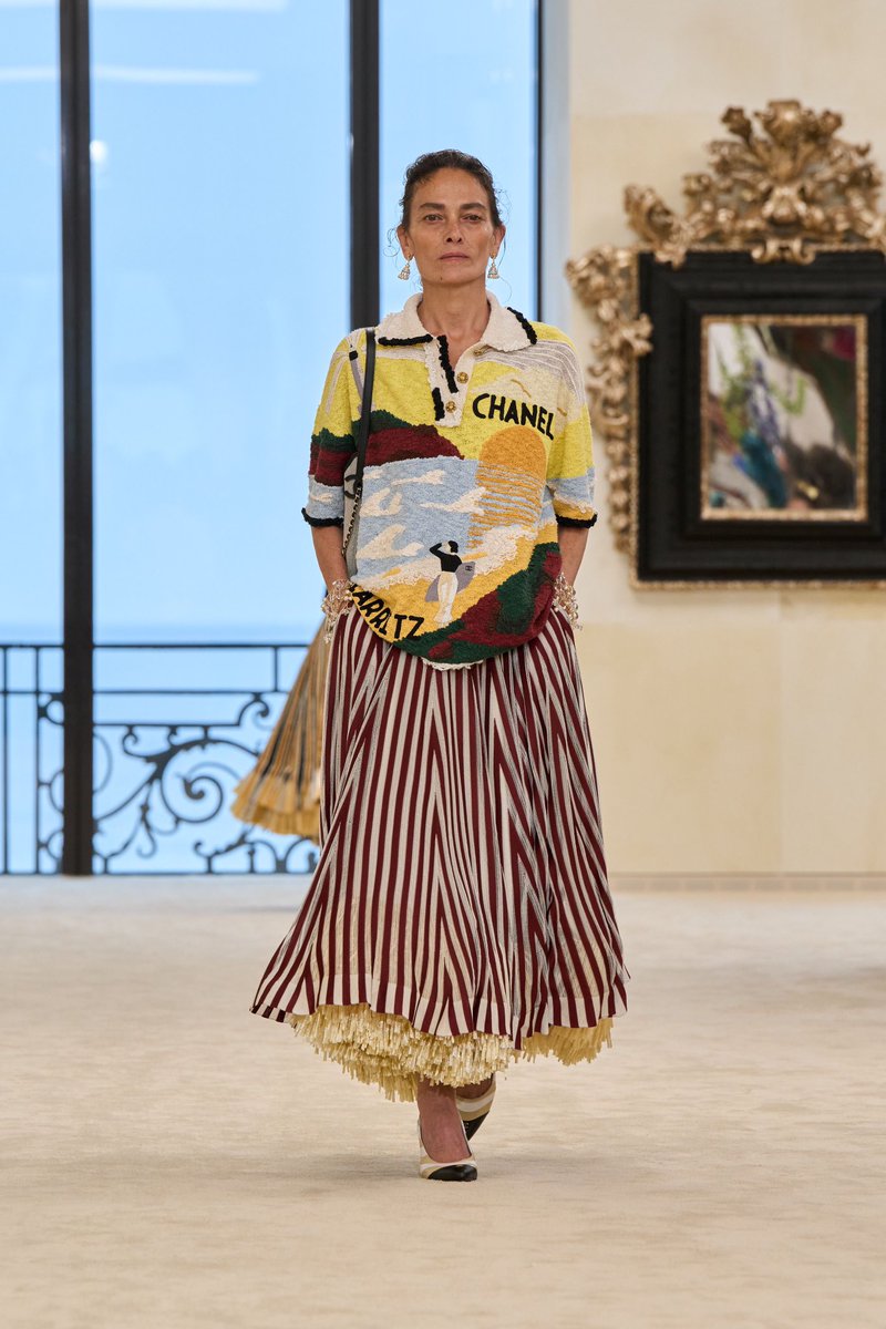 jacquemusx's tweet photo. Chanel’s latest resort collection makes me want to hit the nearest beach!! https://t.co/d9eFJn58pv