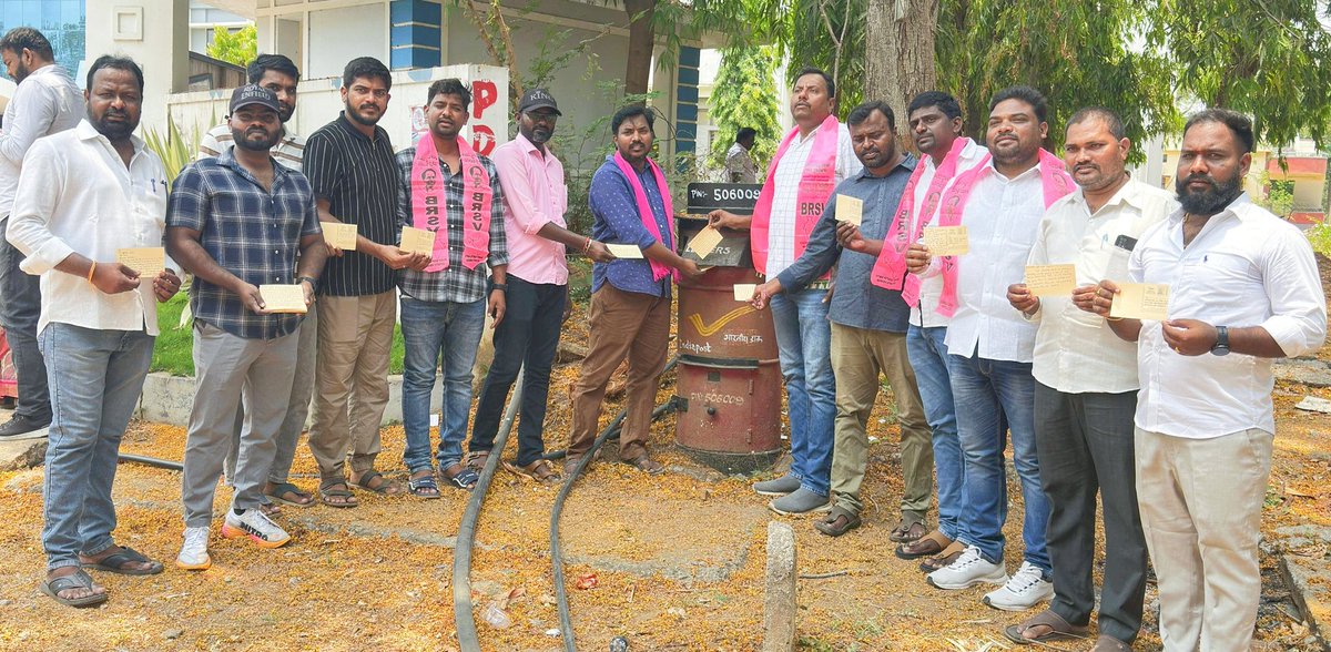 TrsvByrapaka's tweet photo. ఫీజు రీయింబర్స్మెంట్ విడుదల చేయాలని డిమాండ్ చేస్తూ...
"BRSV ఫీజు పోరుబాట"
 కార్యక్రమం లో భాగంగా*
ఈరోజ@kakatiyauniversity ఉమెన్స్ ఇంజనీరింగ్ కాలేజీనందు  పోస్ట్ కార్డ్స్ తో తెలంగాణ చీఫ్ జస్టిస్ గారికి  విజ్ఞప్తి చేయడం జరిగింది. 
@BRSparty @KTRBRS @KCRBRSPresident https://t.co/cHBUQ7haiq