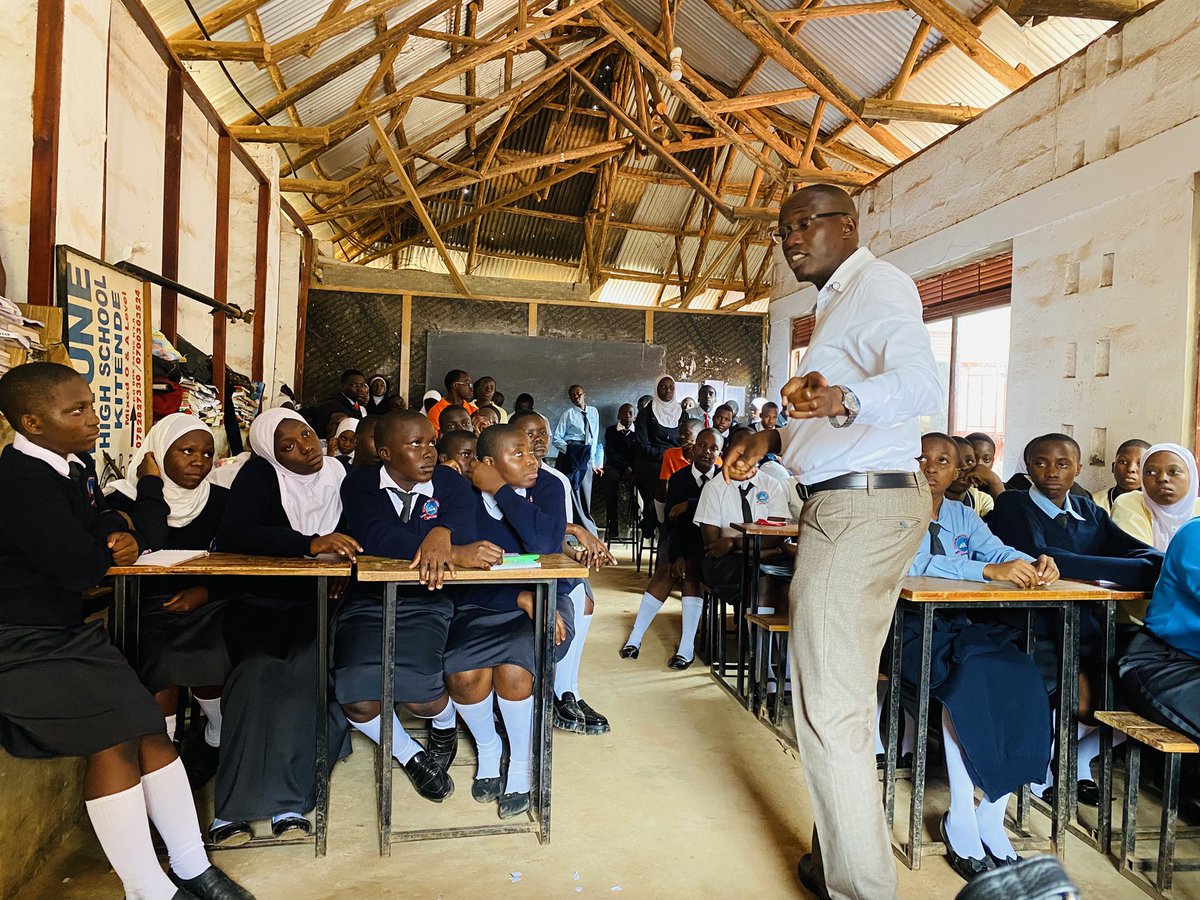 NanaMalaika3's tweet image. What a fulfilling day at Commune High School, Kitende!  
We introduced students to Rotary and Interact, shared what we do, and held open talks on mental health and menstrual hygiene. Mental wellbeing starts with awareness
#Interact #mentalhealth #rotaryeyamba 
#KiBreezeKinyuma