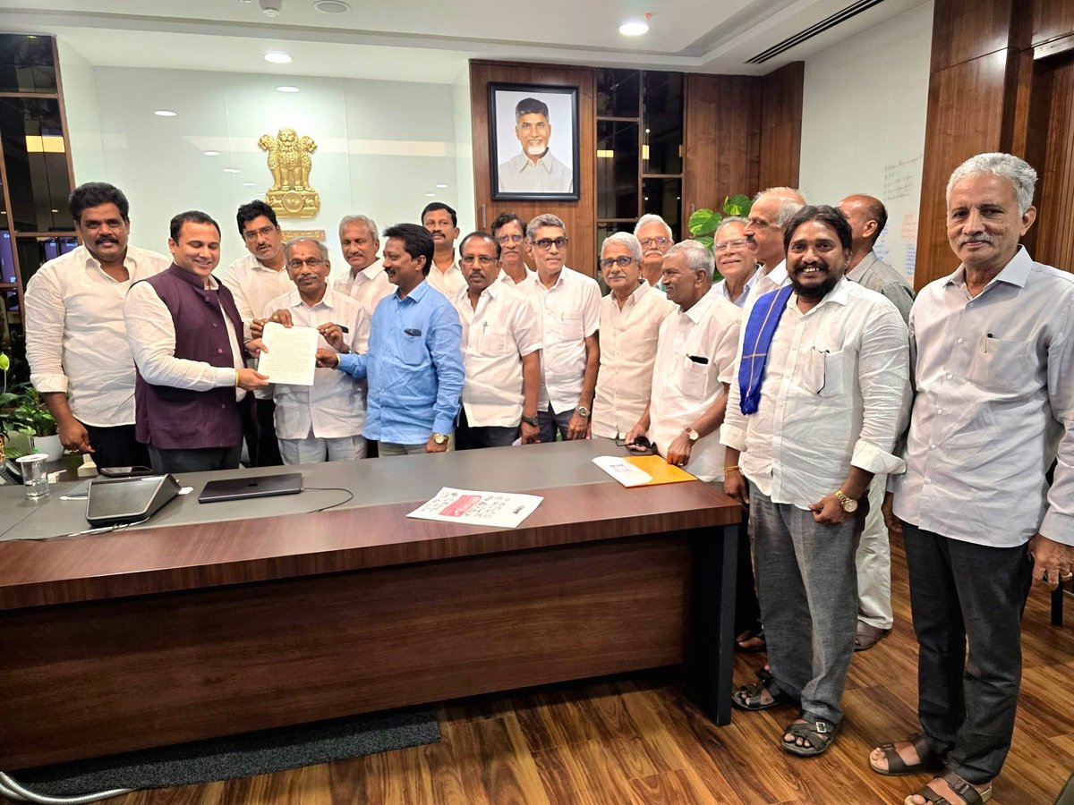 ChilakaBasavai5's tweet photo. ఈరోజు సిఆర్డిఏ కమిషనర్ గారిని ఏపీ సి ఆర్ డి ఏ కార్యాలయంలో కలిసి అమరావతి ప్రాంతంలో రైతులుకు ఉన్నటువంటి 21 సమస్యలను తెలియజేస్తూ వినతి పత్రం అందించటం జరిగింది కార్యక్రమంలో జేఏసీ నాయకులు పాల్గొన్నారు 
#NaraChandrababuNaidu #బసవయ్యఅన్నఫాలోవర్స్ #chilakabasavaiah #TeluguDesamParty https://t.co/i0TcMIJGUL