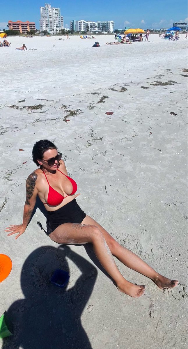 Kaleyxxx's tweet image. May not be the #hottest babe on the #beach but at least I’ll suck dick out here &amp;amp; #smile if we get caught 😏