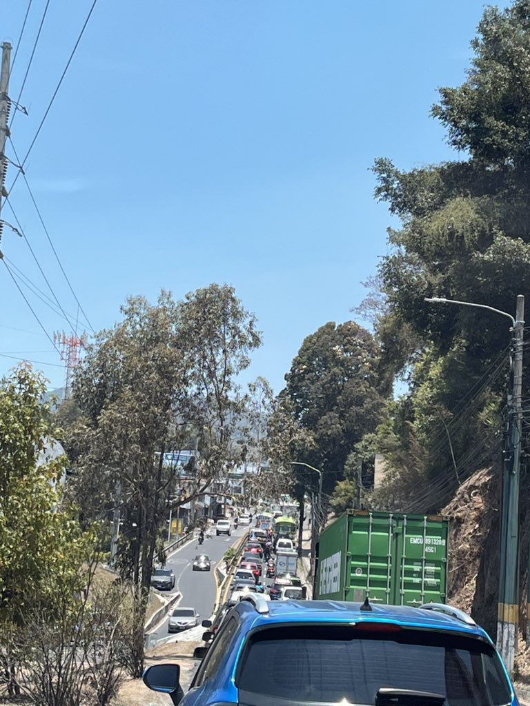 tuci2128's tweet photo. @Transito_mixco Pues ya está congestionado.  Impacta sobre la Roosevelt https://t.co/SZ9mQ2j1P5