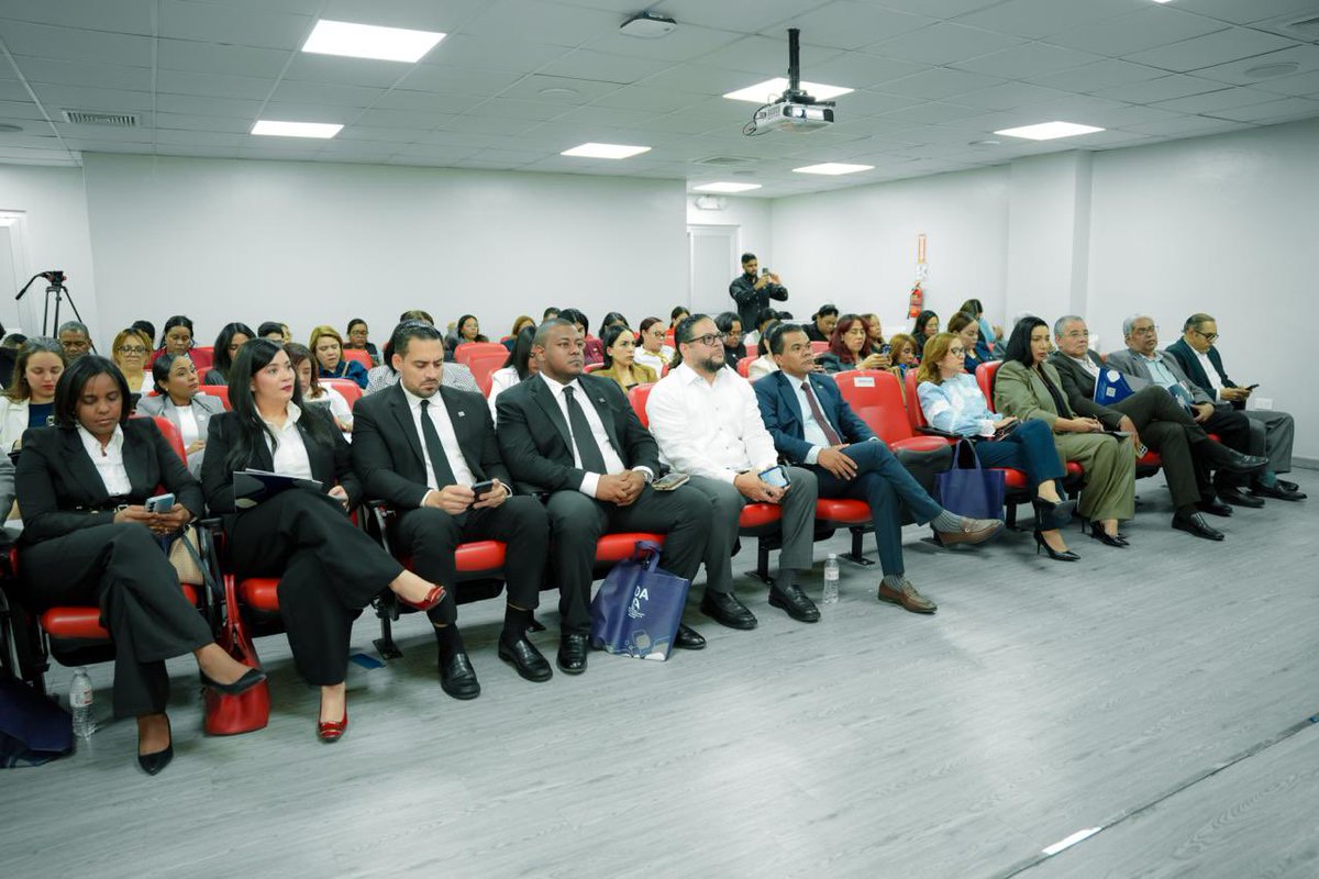 Eliasbaezd's tweet photo. Agradecido de la  universidad @intecrd por permitirnos impartir conocimiento del derecho a la salud en sus prestigiosas instalaciones. 

Enseñar es aprender.

Avanzamos! https://t.co/FhThe5WMKK