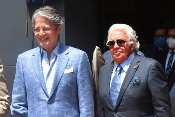 <a href="/karensichel/">Karen Sichel</a> Ok Karen, juguemos a tu lógica. Si el hecho que alguien le pida foto a un presidente, convierte a ese presidente en culpable de algo, pues aquí una foto del presidente para el que trabajabas y por el que hiciste campaña junto a un mafioso condenado ¿Eso en qué te convierte a ti?