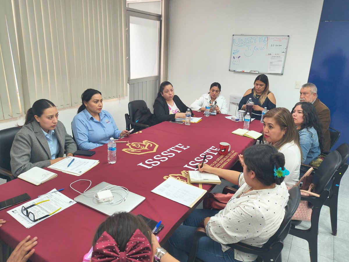 En cumplimiento a las indicaciones del Director General y en el marco de la Estrategia de Trato Digno, nuestros subdelegados Médico y de Prestaciones así como la Titular de la UADyCS  realizaron una supervisión y mesa de trabajo, en la UMF y Prestaciones de Tlalnepantla.