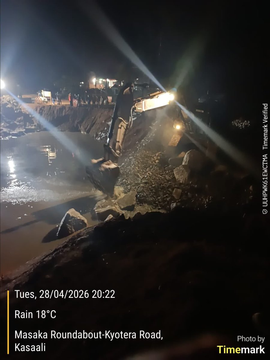 MoWT_Uganda's tweet image. 📍TRAFFIC UPDATE: Masaka–Kyotera–Mutukula Road

The Ministry of Works and Transport informs the public that the temporary diversion on the Masaka–Kyotera section, put in place to facilitate ongoing rehabilitation works, has been affected by flooding following the ongoing heavy