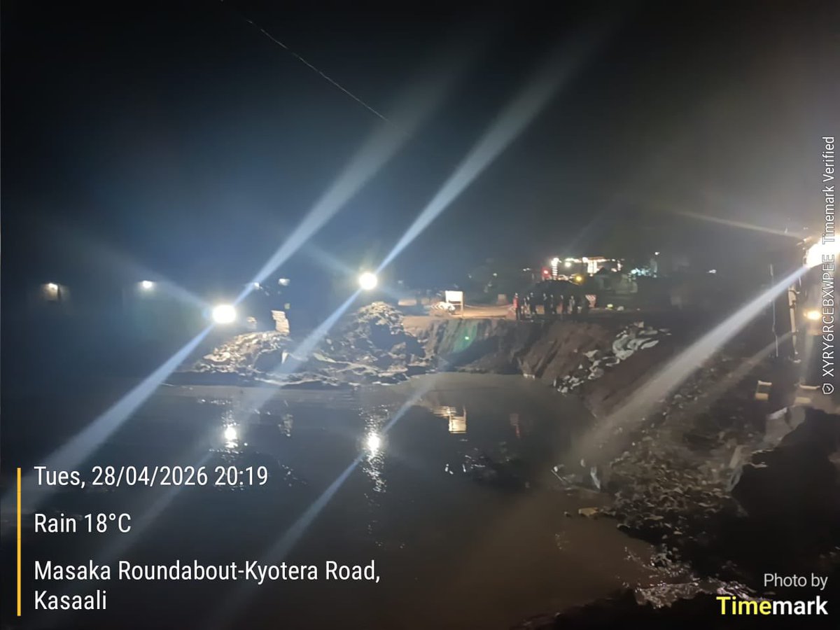 MoWT_Uganda's tweet image. 📍TRAFFIC UPDATE: Masaka–Kyotera–Mutukula Road

The Ministry of Works and Transport informs the public that the temporary diversion on the Masaka–Kyotera section, put in place to facilitate ongoing rehabilitation works, has been affected by flooding following the ongoing heavy