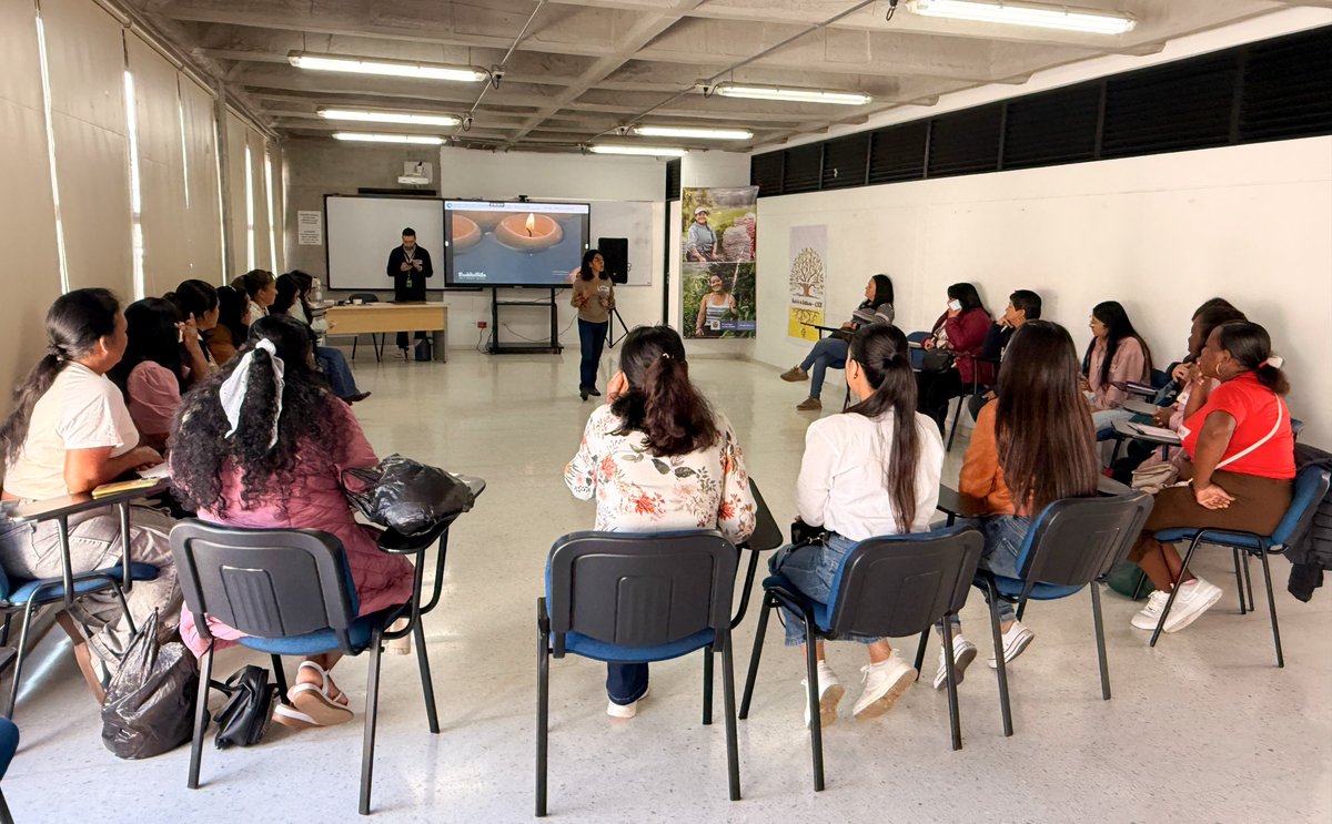 URestitucion's tweet photo. ✅Las mujeres de #Nariño alzan su voz para transformar la restitución desde sus territorios. En la Mesa Territorial de Mujer y Género, participantes de diferentes municipios de #Nariño compartieron sus experiencias y propuestas para aportar al proceso de restitución. 

🤝Este espacio impulsa la escucha, el diálogo y el liderazgo de las mujeres en la construcción de soluciones duraderas y la garantía de sus derechos territoriales.
