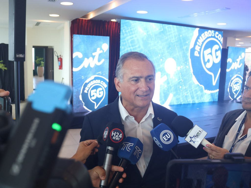 CNTinforma's tweet photo. En el lanzamiento, el gerente general de @CNT_EC, @ronspina, destacó el despliegue de la red 5G en #Durán, que mejora significativamente las velocidades de descarga y carga frente al 4G y contribuirá a transformar la vida de sus habitantes. 🚀 https://t.co/wF77oXVq0y