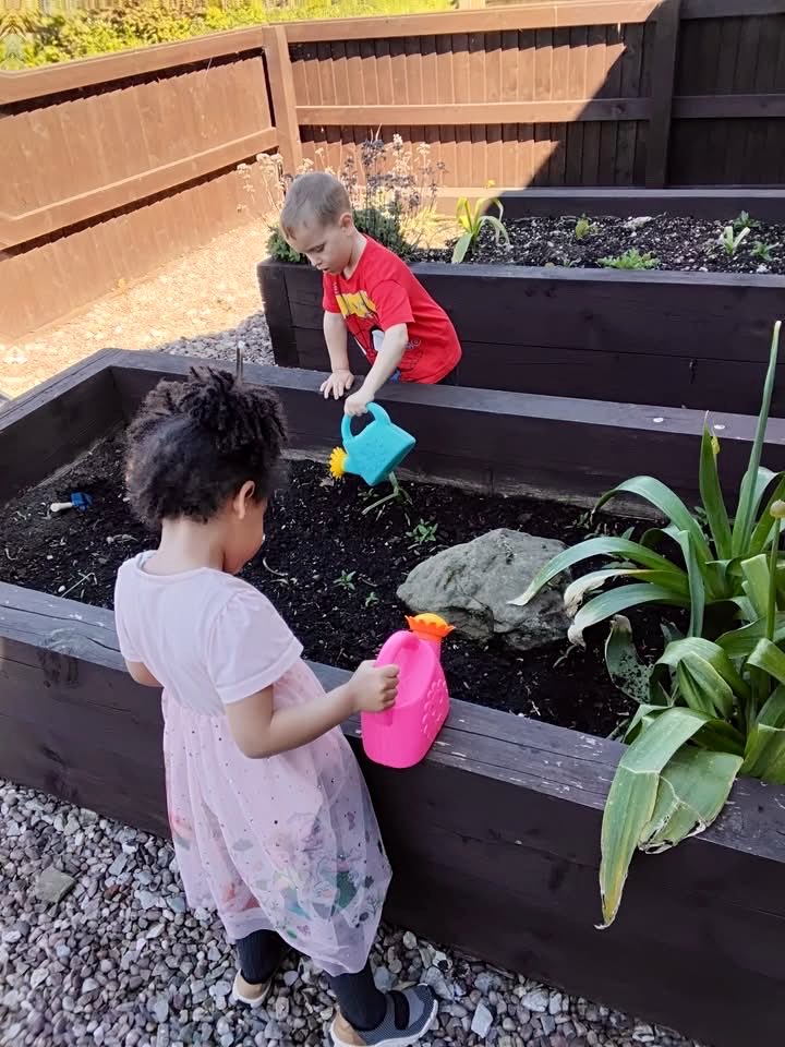 EvolutionChildC's tweet image. Our little gardeners love learning about what plants need to grow whilst developing their collaborative skills, sense of responsibility &amp;amp; natural curiosity for the world. 🌿
#EarlyYears #LearningThroughPlay #LittleGardeners #NurseryLife