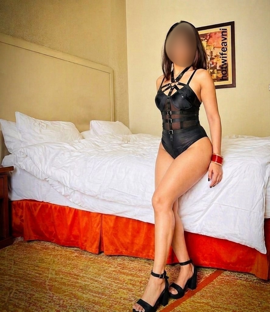 HotwifeAvni tweet media