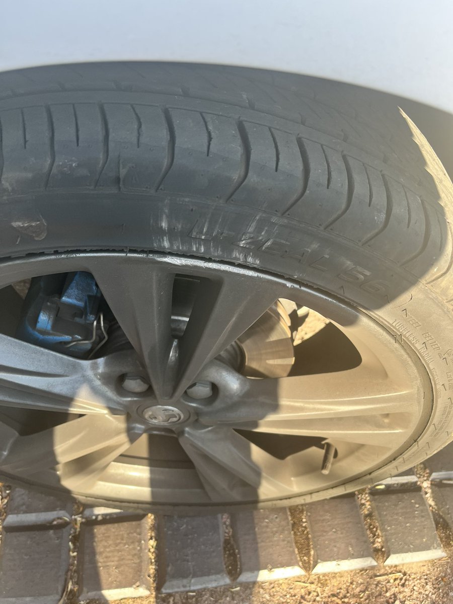 RichardTonry's tweet image. Anybody else’s wife have an obsession with curbs or just mine!! #woman #womandrivers #alloys #curbs
