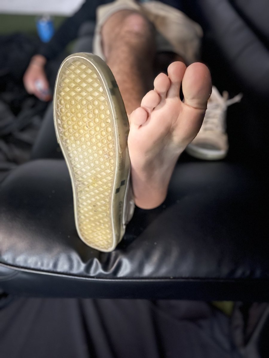 master_sole_'s tweet photo. Step by step on how I show off my feet 😋🤤 https://t.co/8wzV2zXGol