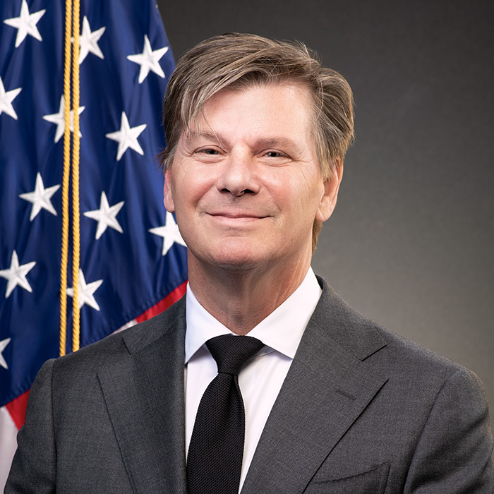 Newsforce's tweet photo. 🇺🇸FORMER TOBACCO EXEC HIRED FOR CDC LEGISLATIVE AFFAIRS ROLE 

Stephen Sayle’s CDC appointment is facing scrutiny after reports he previously worked for British Fontem Ventures, a tobacco subsidiary focused on nicotine and vaping products.

Former CDC officials called the hire unprecedented, warning against industry executives shaping public health policy decisions inside federal agencies.

Health and Human Services officials defended Sayle’s experience, saying his 25 years in government will help coordinate legislative affairs with Congress.