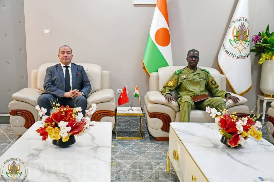 pulse_niger's tweet photo. 🇳🇪🤝🇹🇷 #Niger #Türkiye
En fin de mission, l’ambassadeur Özgür Çinar a fait ses adieux au MDN, le Général S. Mody. Il a salué une coopération renforcée, notamment en défense et sécurité, et réaffirmé l’engagement de la Türkiye à poursuivre ce partenariat stratégique.

#AES #CNSP https://t.co/l2Twrn3V16