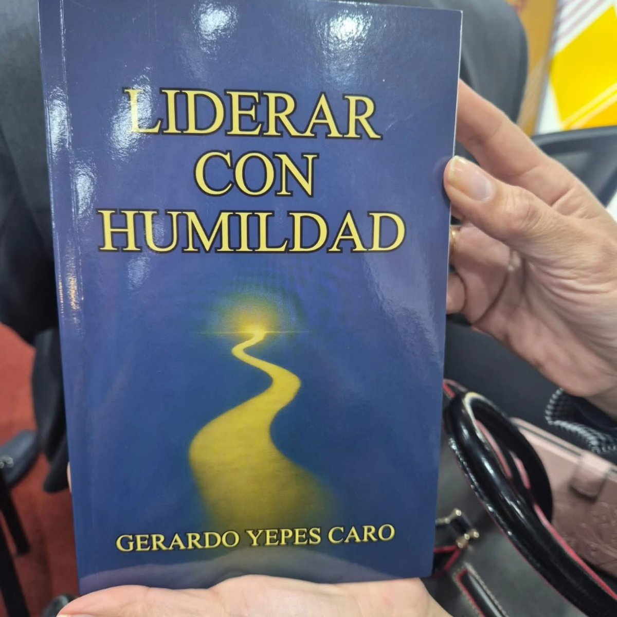 OscarBarretoTol's tweet photo. “Liderar con humildad” más que un título, es la forma de nuestro equipo de servir. 📚✨
Acompañamos a nuestro gran amigo  @GerardoYepes_ en el lanzamiento de su libro en la #FILBo2026.

Orgullo tolimense que deja huella. 💙 @soyconservador https://t.co/Q3tK3FywEE