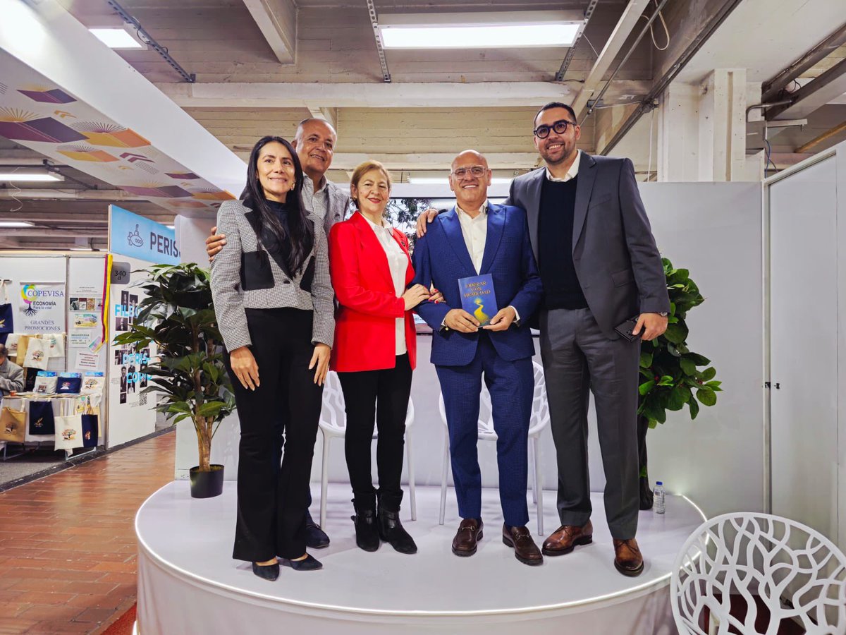 OscarBarretoTol's tweet photo. “Liderar con humildad” más que un título, es la forma de nuestro equipo de servir. 📚✨
Acompañamos a nuestro gran amigo  @GerardoYepes_ en el lanzamiento de su libro en la #FILBo2026.

Orgullo tolimense que deja huella. 💙 @soyconservador https://t.co/Q3tK3FywEE