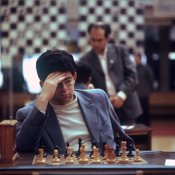 dgriffinchess's tweet image. On this day in 1973: the final (6th) round of the 'National Tournament of Three Teams' in Moscow.
Here Mark Dvoretsky is pictured in play v. Paul Keres on Board 9 of the 'USSR I' v. 'USSR Young Masters' match.
(📷: F. Grinberg, Novosti Press. Original colour.) #chess